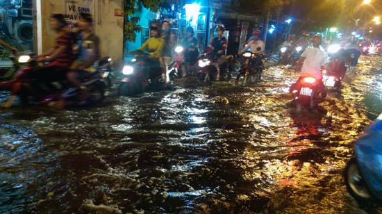 TP Hồ Chí Minh lại ngập nặng do triều cường và mưa lớn ảnh 5